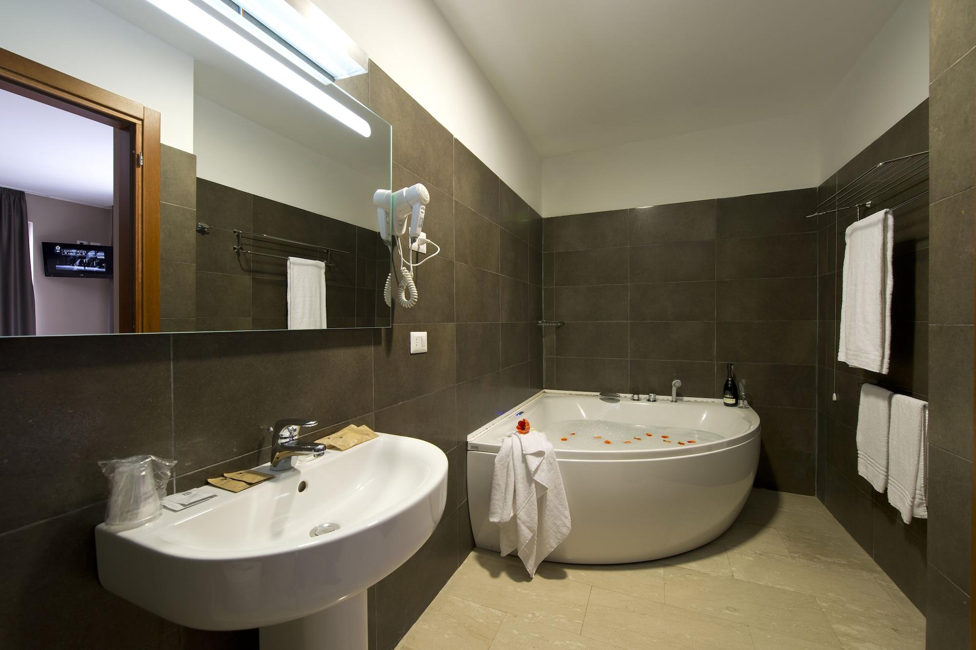 Oasi Village Hotel Милан Экстерьер фото